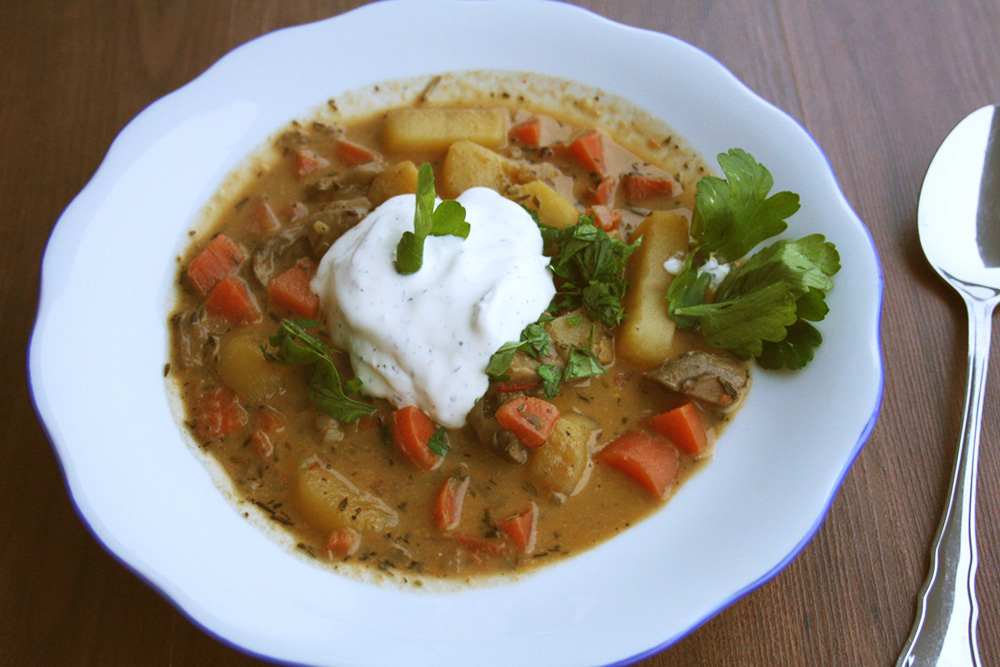 Herzhafte vegetarische Suppe mit Stücken